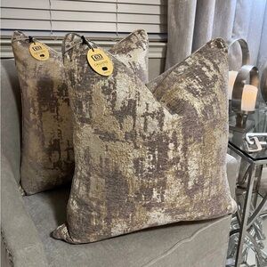 1-NWT  CALLISTO HOME VELVET AND METALLIC GOLD DECORATIVE PILLOW